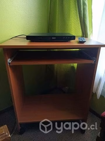 Mesa de computador con ruedas