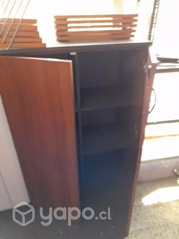 Mueble con estantería y llave - Imagen 2