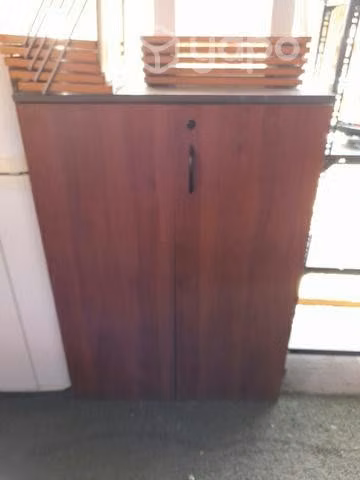 Mueble con estantería y llave