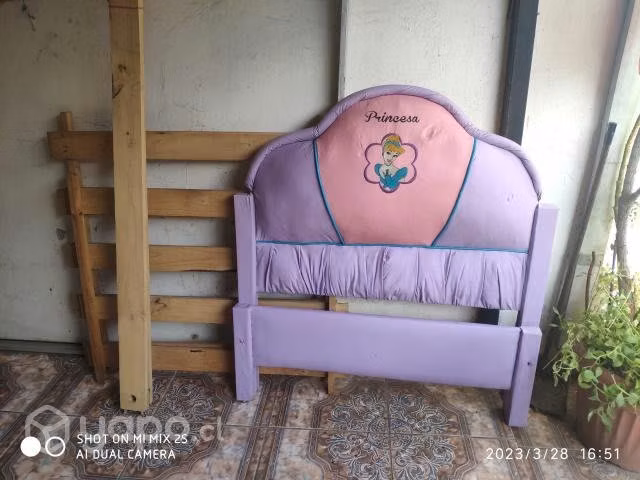 Cama para niña en buen estado
