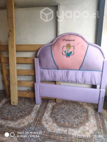 Cama para niña en buen estado