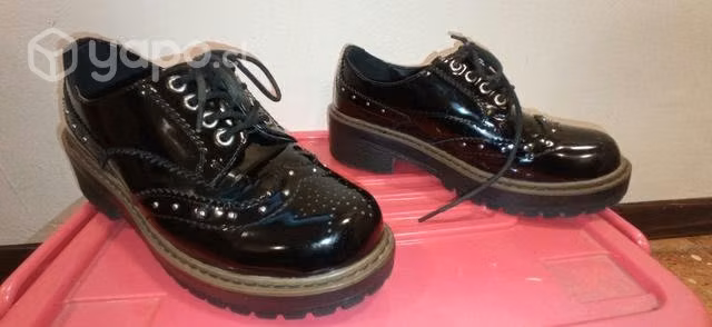 Zapatos negros de charol (Todopiel)