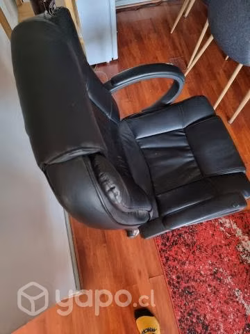 escritorio, teclado y silla de oficina