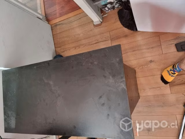 escritorio, teclado y silla de oficina