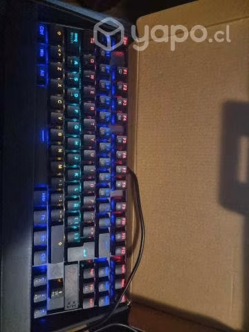 escritorio, teclado y silla de oficina