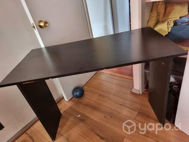 escritorio, teclado y silla de oficina