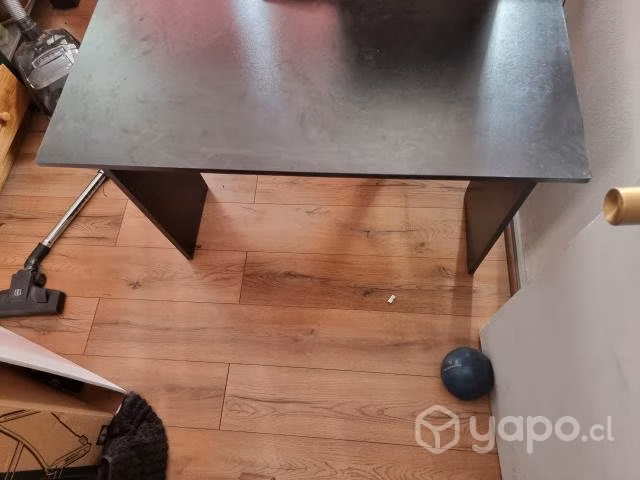 escritorio, teclado y silla de oficina