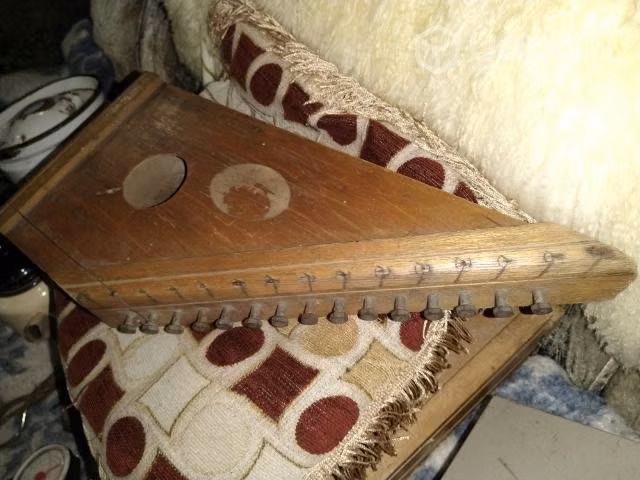 Antiguo instrumento a cuerdas,decoracion , adorno
