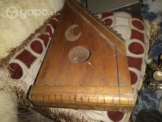 Antiguo instrumento a cuerdas,decoracion , adorno