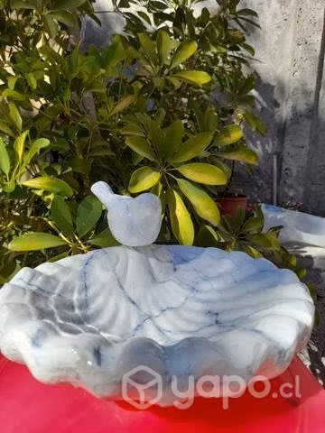 Fuente con pajarito efecto mármol.