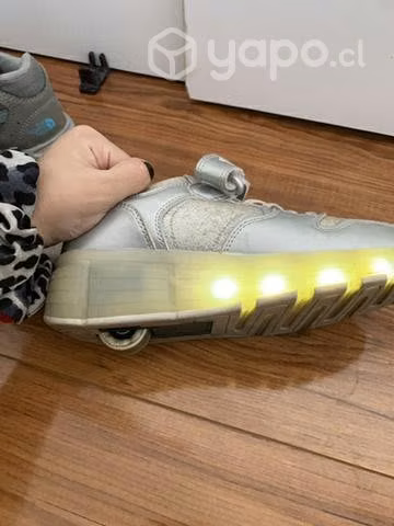 Zapatillas brillantes con luces y ruedas