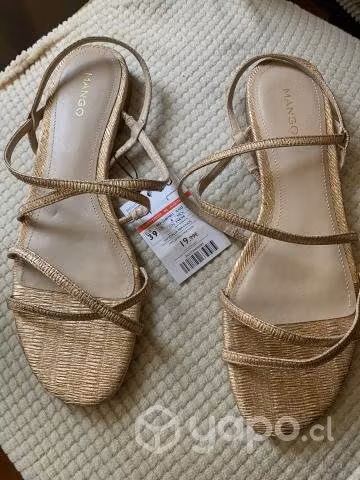 Sandalias doradas, MANGO, No. 39 nuevas