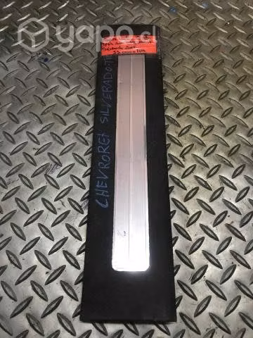 Cubre zocalo trasero derecho Chevrolet Silverado