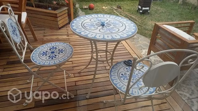 Juego de terraza de 2 sillas. Fierro y cerámica.