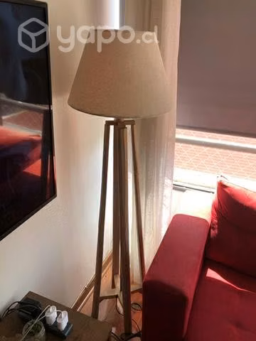 Lámpara de piso de madera
