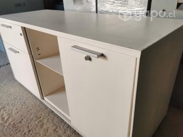 Cajonera metálica con repisas y puerta corredera