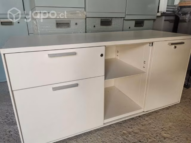 Cajonera metálica con repisas y puerta corredera