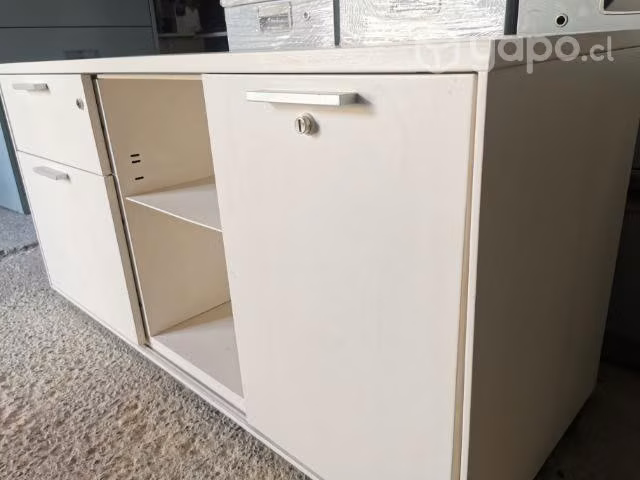 Cajonera metálica con repisas y puerta corredera