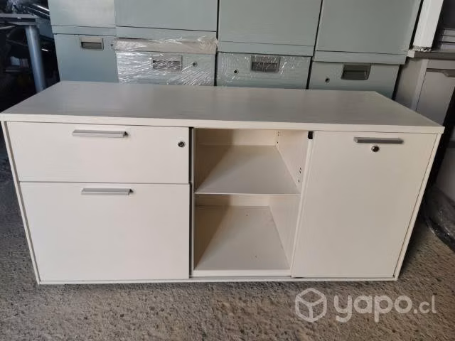 Cajonera metálica con repisas y puerta corredera