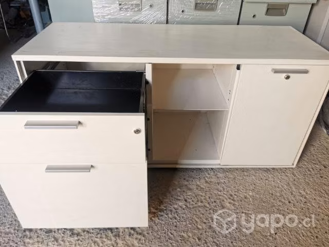 Cajonera metálica con repisas y puerta corredera