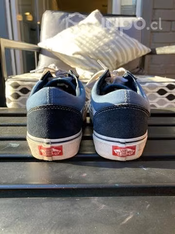 Vans celestes con azul marino casi nuevas