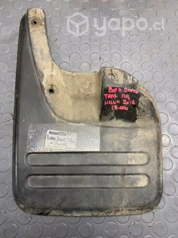 Bota barro trasero izquierdo Toyota Hilux 2012