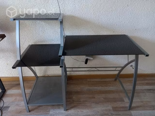 Escritorio para computador de vidrio con fierro.