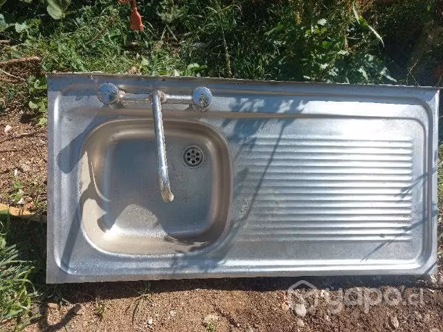 Lavaplatos de acero con su mueble y conexiones