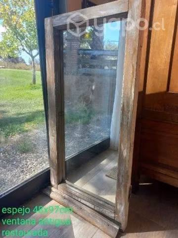 Espejo precioso hecho de una ventana antigua