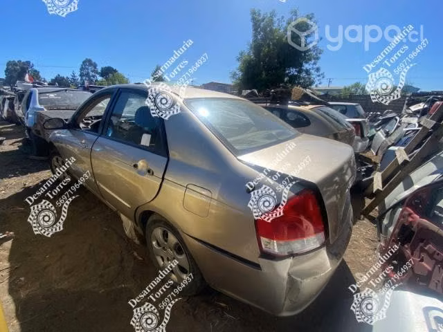 Puerta izquierda cerato 2006