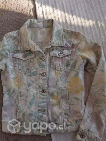 Chaqueta mezclilla estampada mujer COMO NUEVA - Imagen 2