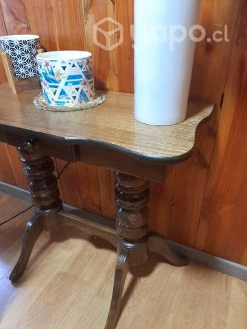 Mesita lateral y silla