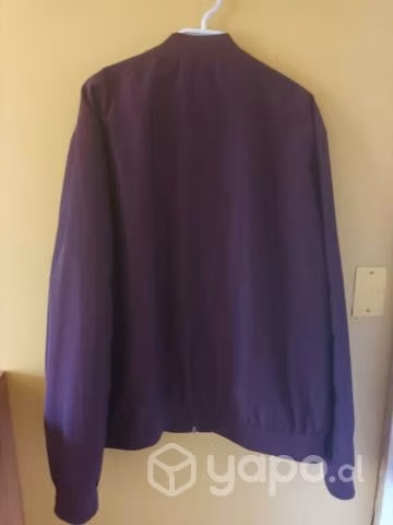 Chaqueta cortaviento burdeo H&M - Imagen 5