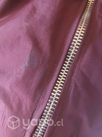 Chaqueta cortaviento burdeo H&M - Imagen 3
