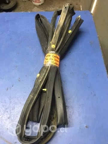 Goma contorno puerta trasera derecha Nissan Terran