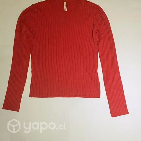 Polera tipo suéter entallado al cuerpo talla L
