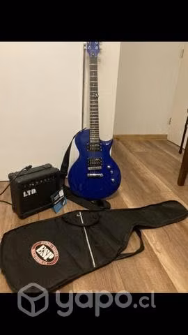 Guitarra LTD junto a amplificador bolso y uñetas