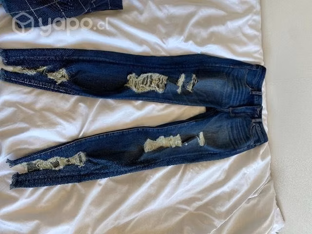 Jeans con hoyos American Eagle talla 36