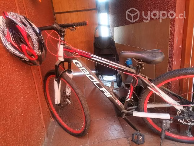 Bicicleta nueva con casco