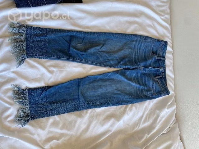 Jeans con flecos marca American Eagle talla 38