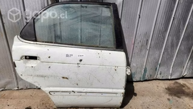 Puerta trasera suzuki baleno 1998