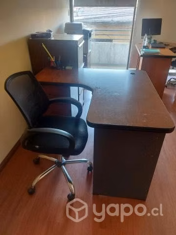 Escritorio de oficina con silla