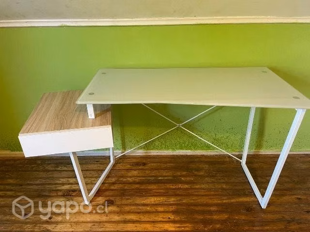 Escritorio de vidrio en perfecto estado