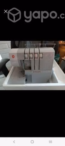 Maquina overlock marca Singer