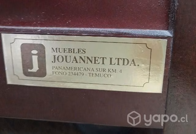 Bello mueble antiguo con ruedas