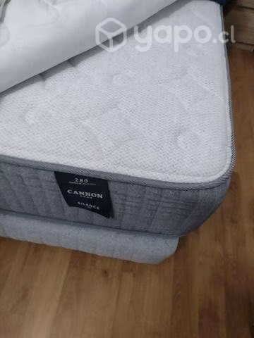 Cama más veladores