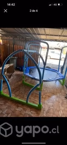 Cama elástica con columpio