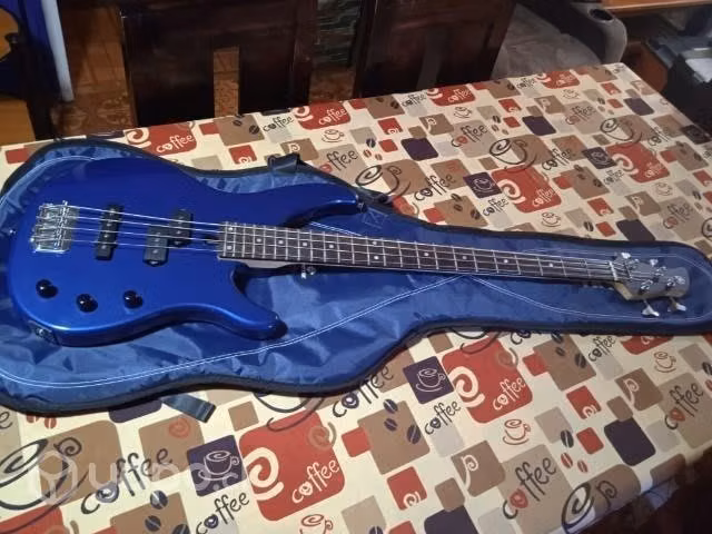 Bajo Yamaha Trbx dark pasivo 4 cuerdas con funda