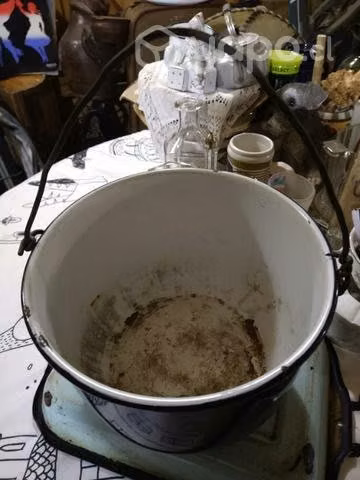 Antigua olla enlozada de colgar 5 litros app rota