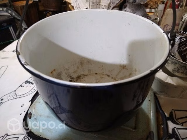 Antigua olla enlozada de colgar 5 litros app rota